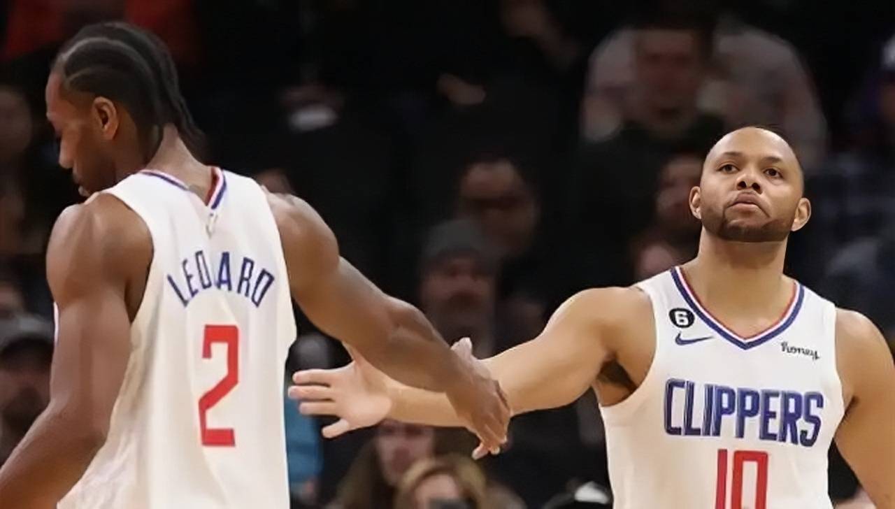 火箭后卫快速突破，引发对手混乱