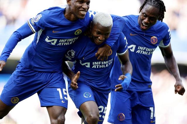 英超转会市场热闹：切尔西签下西甲金靴