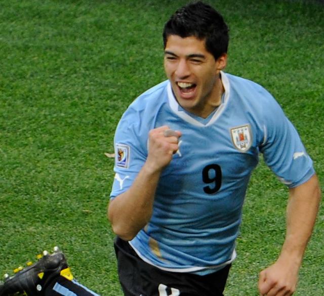 包含球星苏亚雷斯再次破门，引领球队获胜的词条