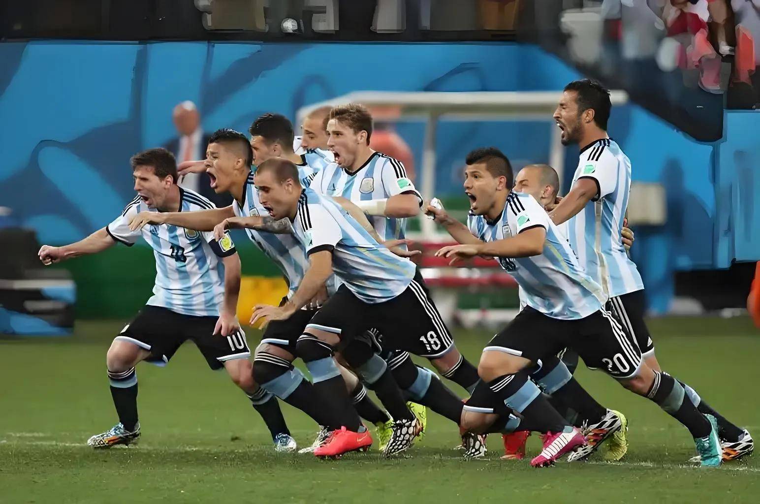 包含阿根廷队在欧洲预选赛中展现出团队默契！的词条