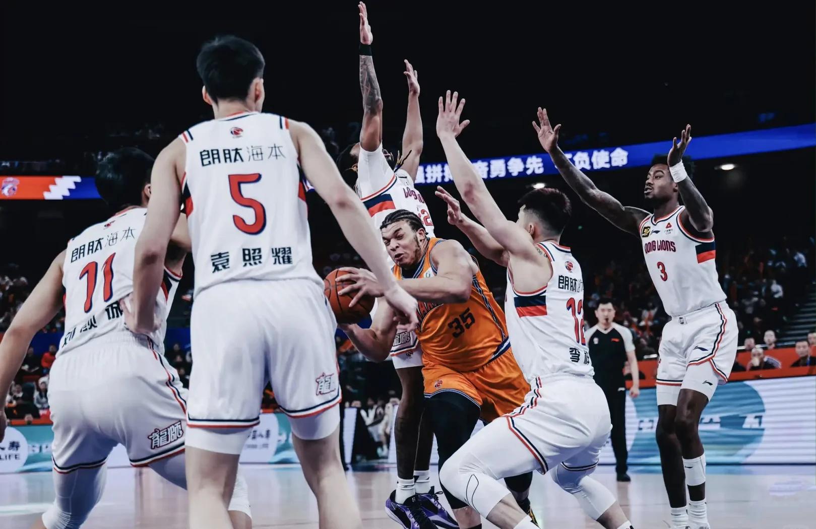 新疆队遭遇劲敌展开激烈角逐 新疆队遭遇劲敌展开激烈角逐