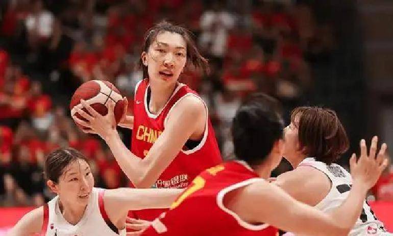 关于国际足坛巨星对决，火药味十足的信息