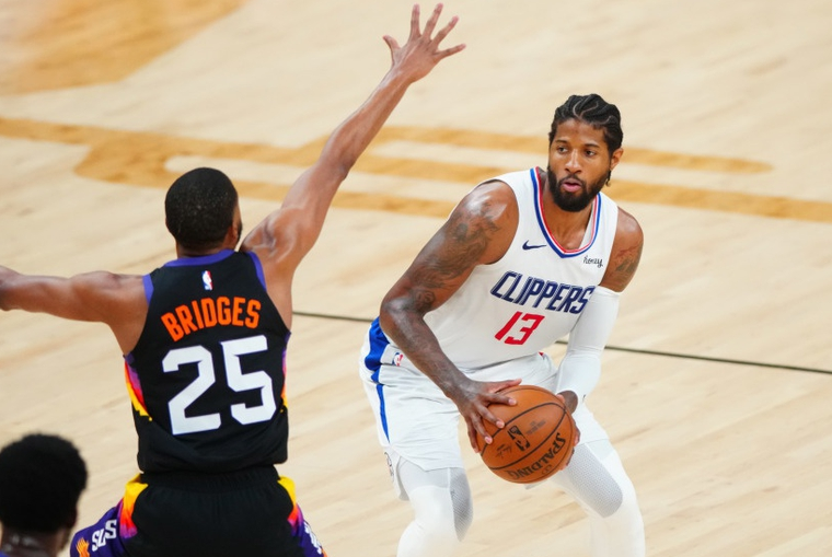 乔治完成里程碑，活塞单节拉开勇士