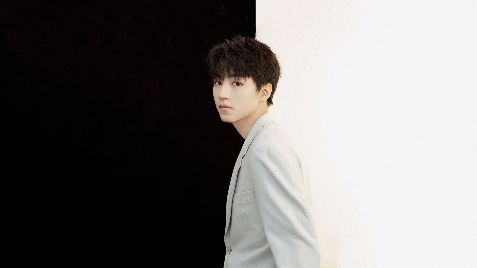 双线狂飙，荷兰足球的团队凯歌与格纳布里的速度王权—体育世界里的接管艺术